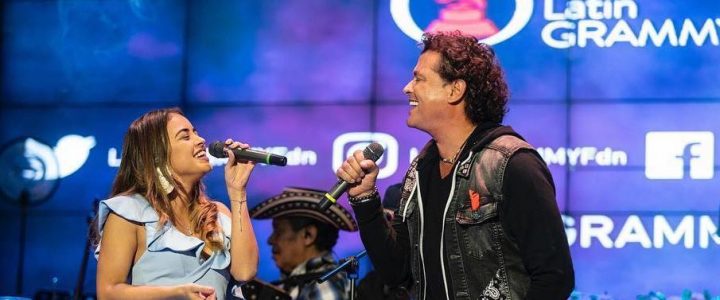 Carlos Vives entrega beca a joven cantante colombiana 