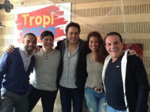 Danny Marin con los presentadores del Tropishow