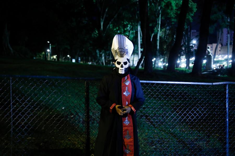 gato negro, un pentagrama con un círculo, escobas, esqueletos,