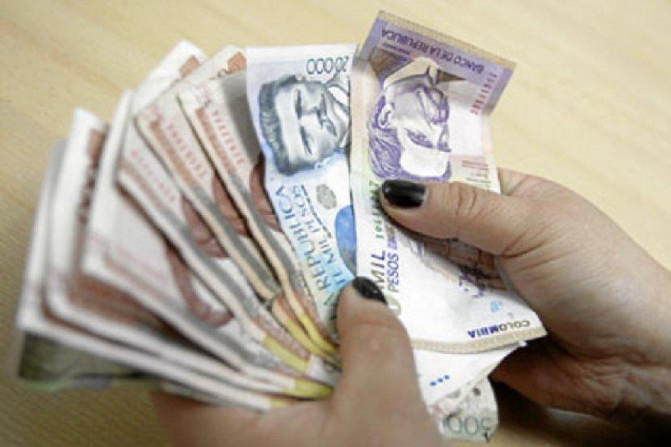 Guardar dinero en el bolsillo para atraer fortuna económica