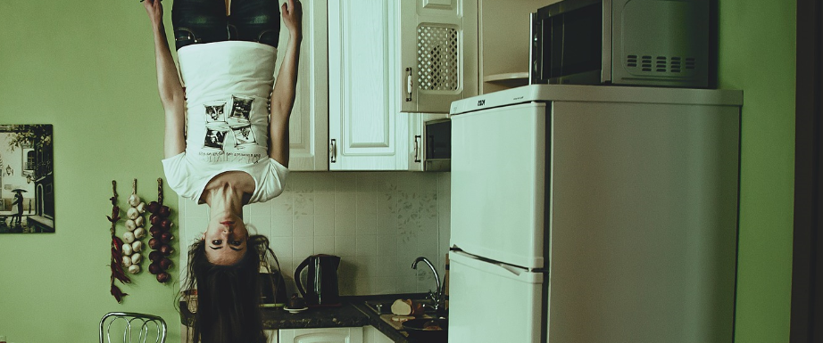 chica borracha nevera