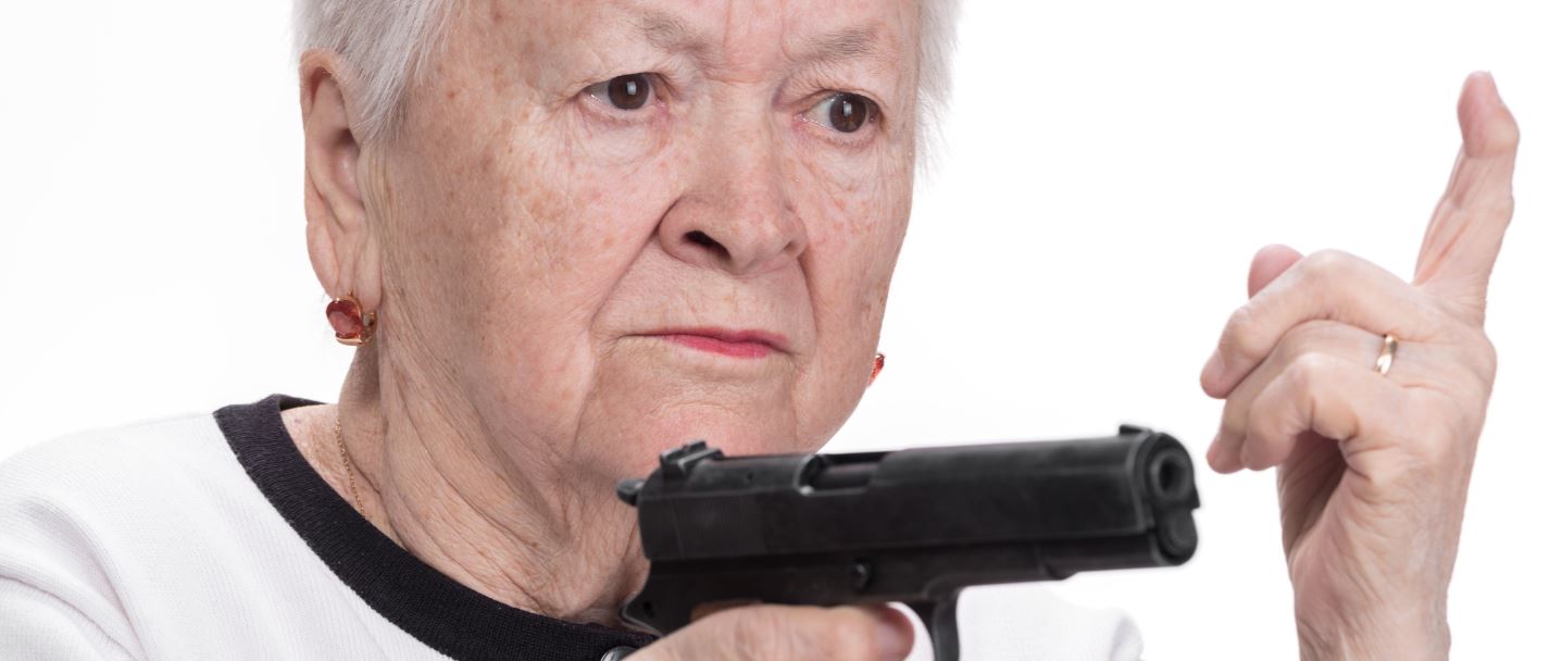 abuelita armada disparos al aire