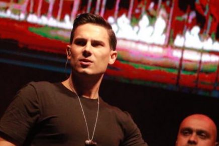 Pipe Bueno cantando en el Tropiconcierto de Navidad 2018