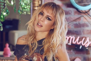 Bailando en tanga, así se desaburre Natalia París por estos días