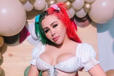 En medio de una transmisión en vivo se le salió un seno a Yina Calderón