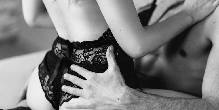 ¡Trabajo si hay! Sitio web contratará 5 parejas para que tengan sexo y prueben algunos colchones