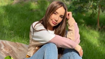 Paola Jara “se tatúa” el sudado de pollo en su brazo y las redes sociales reviven su sazón