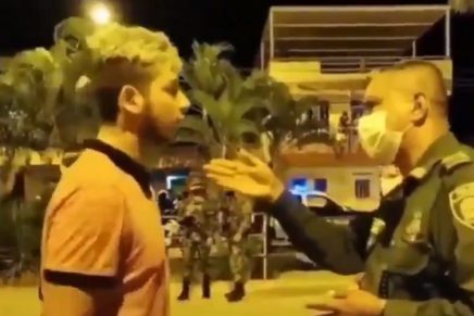 Policía regañó a un hombre que le alzó la voz a la mamá
