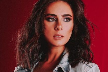 Johanna Fadul al natural, sin brasier y en tangas