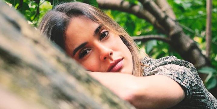 Carolina Ramírez meneo sus nalgas como Andrea Valdiri, pero algo no salió bien