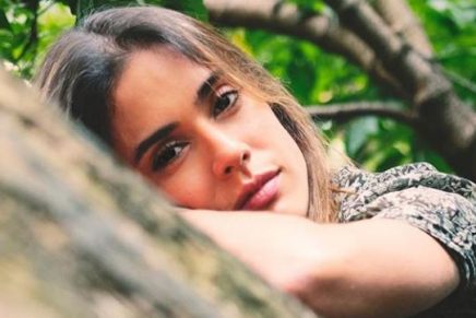 Carolina Ramírez meneo sus nalgas como Andrea Valdiri, pero algo no salió bien