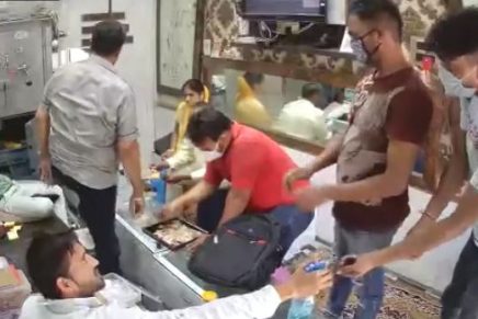 Ladrones cumplen todas las normas de bioseguridad antes de asaltar una joyería