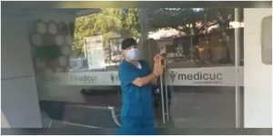 Médico se encadena _ Foto_ captura video