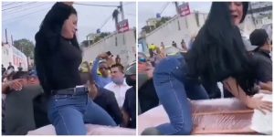 Mujer baila encima de ataúd _ Foto_ captura video
