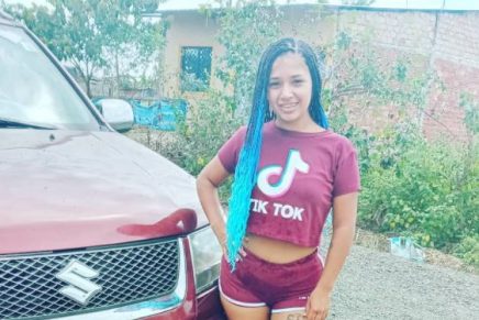 Tiktoker muestra con orgullo su casa de madera y se vuelve popular en redes sociales