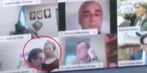 Diputado besa los senos de su pareja en sesión virtual Foto captura de video