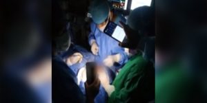 Médicos operan a niño con linterna de celular Foto captura video