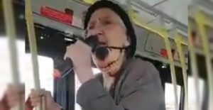 Abuela rapera impresionó a pasajeros en transmilenio