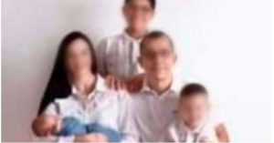 Mujer causa reudio por quitar a su hijastro de foto familiar