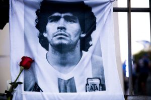 Hombre se toma foto con el cadáver de Maradona y escandaliza las redes
