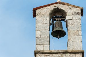 Habitantes de pueblo ponen tutela a iglesia por ruido de la campana