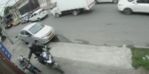Hombre en moto roba celulares Foto captura video Noticias Caracol