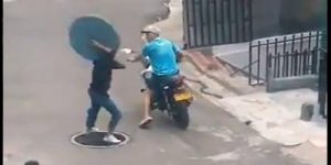 Ladrón intenta robarse la tapa de alcantarilla Foto Captura video