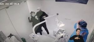 [Video] Ladrones atracaron a odontólogo en su consultorio en Bogotá