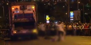 Pareja murió arrollada por camión de la basura Foto captura video Noticias Caracol