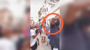 Hombre lanza billetes en centro histórico de Cartagena y desata la locura