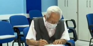 abuelito presenta examen para medicina Foto captura de video