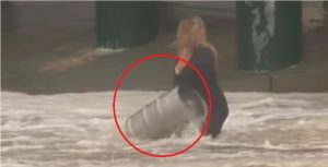 ¡Impresionante! Mujer se lanzó a calle inundada para salvar dos barriles de cerveza