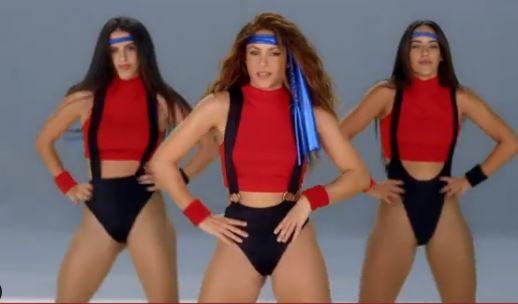 Shakira lanzó su nuevo sencillo "Girl like me" montando en patineta