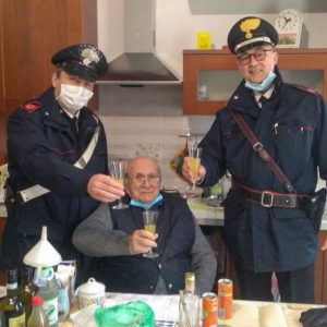 Fiorenzo Malavolti, un abuelito de 94 años, decidió llamar a la policía para que lo acompañaran en la noche de Navidad, pues estaba solo en su casa.