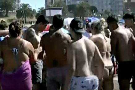 Video: Viajeros comenzaron el año peleando en las playas de Mar del Plata