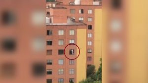 Mujer hizo peligrosa maniobra para limpiar la ventana de su apartamento