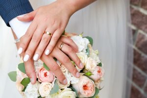 Mujer fingió tener cáncer terminal para que le pagaran gastos de su boda