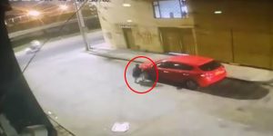 Hombre huye cuando suena la alarma del carro foto captura video
