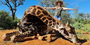 Polémica por mujer que cazó una jirafa Foto Facebook