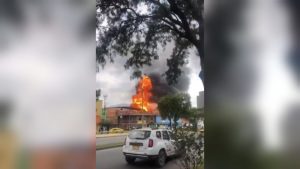 Impactante incendio consumió una bodega entera en el sur de Bogotá