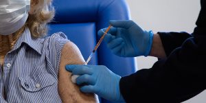 mujeres se disfrazaron de abuelas para vacunarse Foto de referencia Getty Images