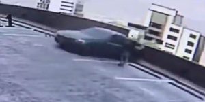 Carro cayó de un parqueadero Foto captura video
