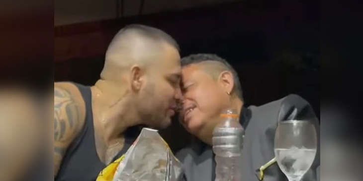 Jessi Uribe le da un beso a su papá Foto instagram