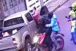 Enfrente de la policía, ladrones roban a una familia en Bogotá