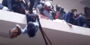 Universitaria quedó colgando en Bolivia Foto captura video