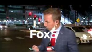 [Video] Periodista mantiene la calma mientras ocurre un tiroteo en vivo
