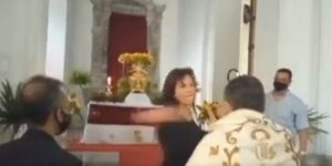 Mujer agredió a un sacerdote Foto captura de video