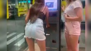 Mujeres son sorprendidas grabando video íntimo en centro comercial