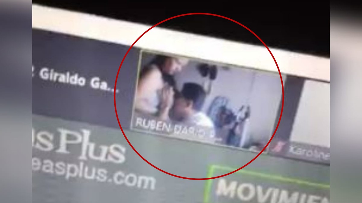 Profesor olvida apagar la cámara y queda 'pillado' en candente escena