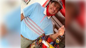 Vendedor ambulante recibe productos para su negocio Foto Tropicana
